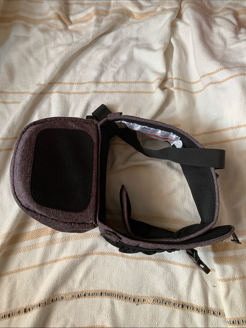 Tushbaby Travel Lite Hip Seat Carrier in Charcoal - Picture 3 of 10